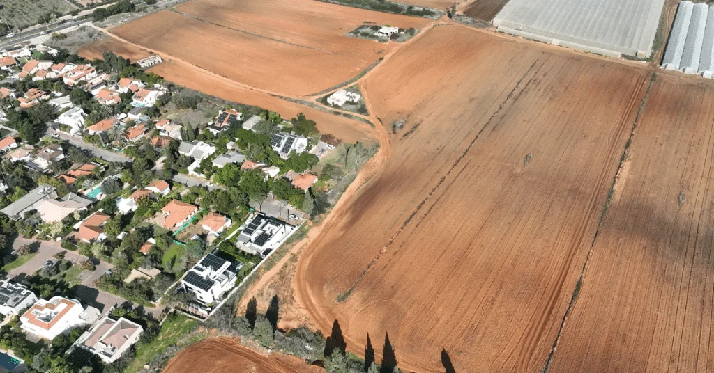 צילום רחפן של קרקע חקלאית פתוחה ב"כפר סבא בן יהודה צפון" (תמ"ל 3014), גובלת בשכונת מגורים מבוקשת.