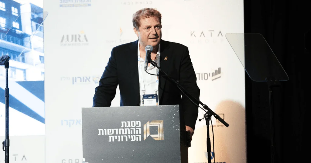 דן קצ'נובסקי, מנכ"ל מרכז הנדל"ן, נואם בפסגת ההתחדשות העירונית 2024.