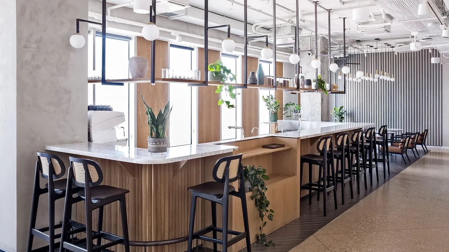 מתחם העבודה החדש של MIXER ברעננה מעלה את הסטנדרטים בשוק המשרדים וחללי העבודה לשיא חדש ומאפשר לחברות בכל הגדלים ליהנות מכל היתרונות של עבודה בקמפוס מתקדם.